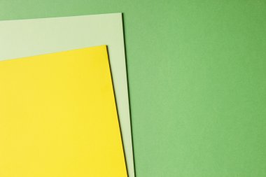 Renkli kartonlar arka planda Yeşil Sarı sesi. Kopya alanı