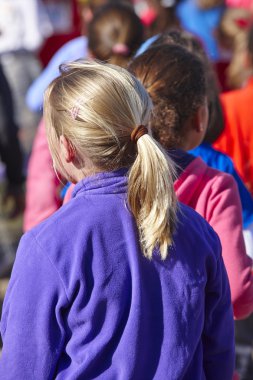 At sırtında kuyruğu olan genç kız. Açık havada. 