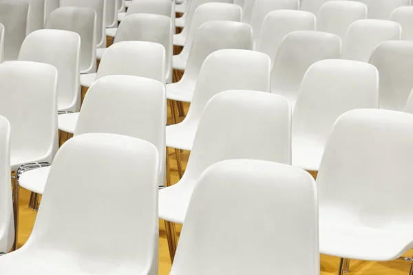 Sala de conferencias con sillas de plástico detalle y suelo amarillo . — Foto de Stock