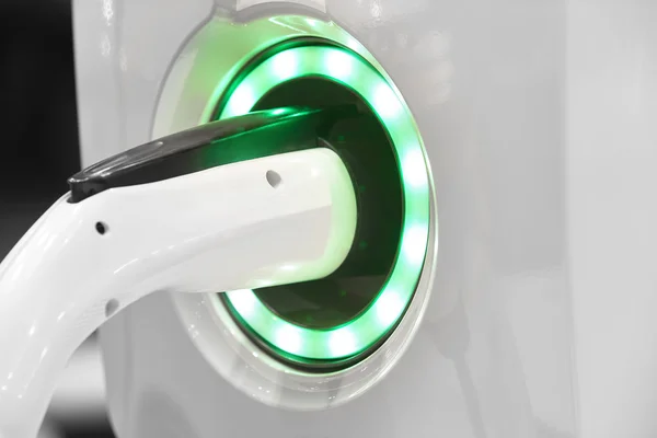 Electric car laddning detalj. Gröna och förnybar energi teknik — Stockfoto
