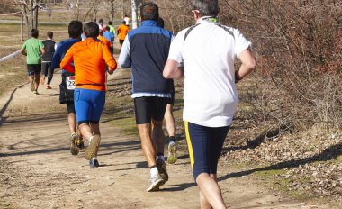 Bir çapraz ülke yarış erkek atletik kaçakçıları. Açık devre