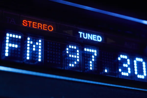 Οθόνη ραδιοφωνικό δέκτη FM. Στερεοφωνικό ψηφιακή συχνότητα σταθμό συντονισμένοι. — Φωτογραφία Αρχείου