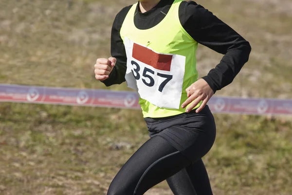 Corredor atlético masculino en una carrera de fondo. Circuito exterior —  Fotos de Stock