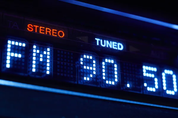 Fm 调谐器收音机显示。调谐的立体声数字频率站 — 图库照片