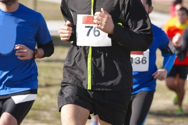 Bir çapraz ülke yarış erkek atletik kaçakçıları. Açık devre.