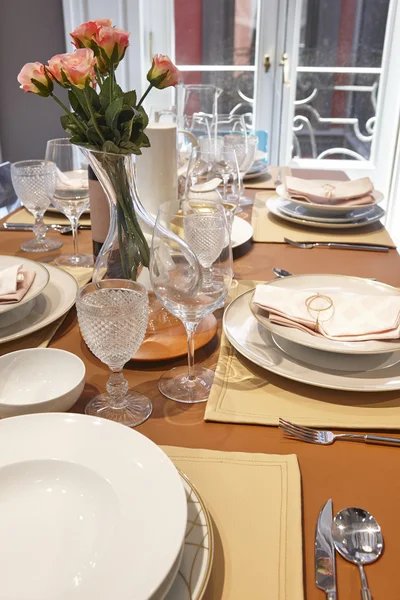 Ajuste de mesa en un hogar comedor interior — Foto de Stock