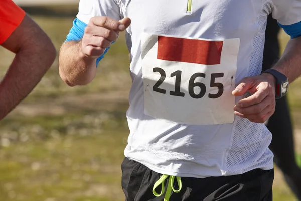 Corredores atléticos masculinos en una carrera de cross country. Circuito exterior . — Foto de Stock