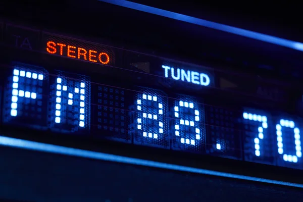 Fm ラジオ チューナーが表示されます。調整されたステレオのデジタル周波数駅. — ストック写真