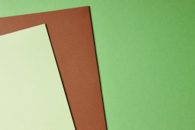 Renkli kartonlar arka planda yeşil kahverengi tonu. Kopya alanı