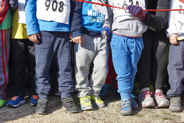Crianças atleta corredor de atletismo em uma corrida cross country. Iniciar — Fotografia de Stock