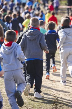 Çocuk bir çapraz ülke yarış atletik kaçakçıları. Açık circu