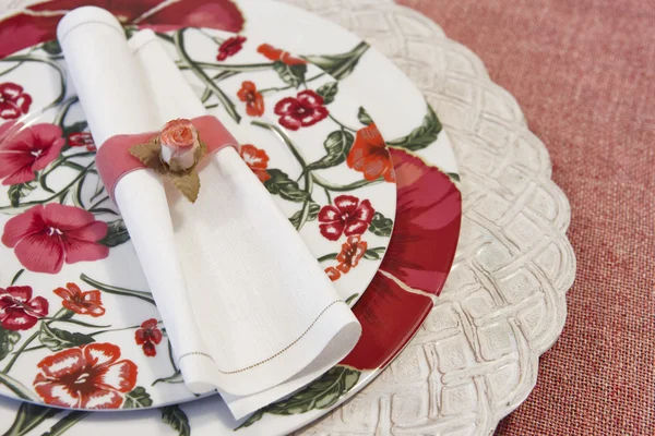 Ajuste de mesa decorado sobre un paño rojo — Foto de Stock