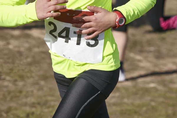 Молодший атлетичний бігун на крос-кантрі гонці. Зовнішня схема — стокове фото
