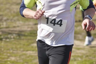 Bir çapraz ülke yarış erkek atletik kaçakçıları. Açık devre