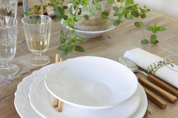 Decoração de conjunto de mesa de madeira tradicional pronto para uso — Fotografia de Stock