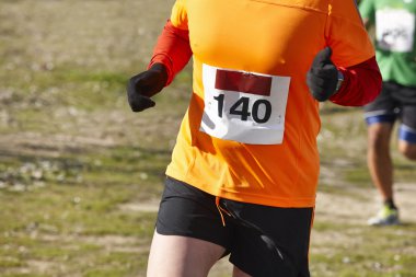 Erkek atletik runner çapraz ülke yarış. Açık devre