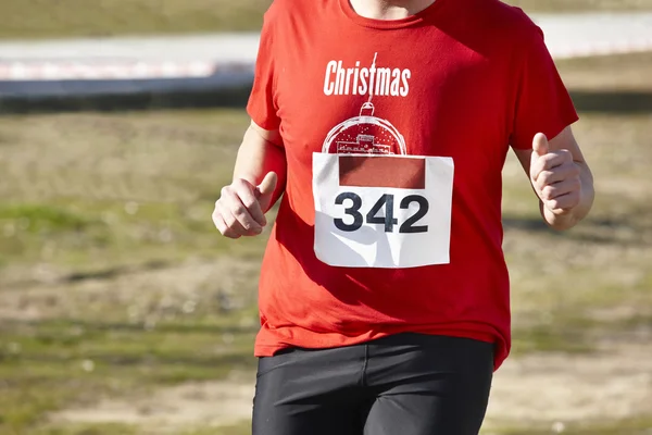 Coureur athlétique masculin sur une course de cross-country. Circuit extérieur — Photo