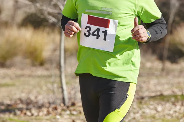 Mannelijke atletische loper op een langlauf-race. Openlucht circuit — Stockfoto