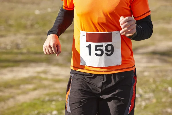 Corredor atlético masculino en una carrera de fondo. Circuito exterior — Foto de Stock