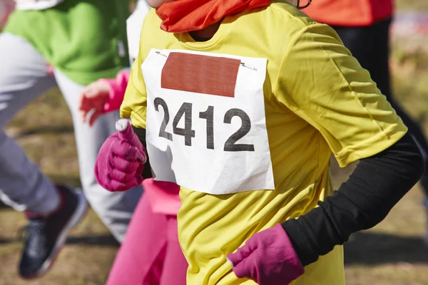 Vrouwelijke atletische lopers op een langlauf-race. Openlucht circuit — Stockfoto