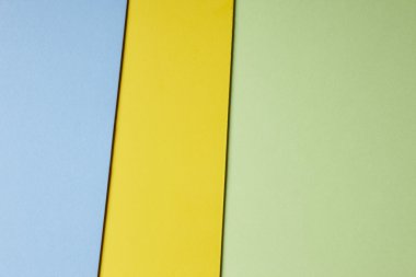 Renkli kartonlar arka plan mavi sarı yeşil tonda. SP kopyalama