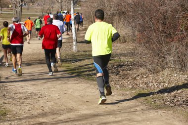 Bir çapraz ülke yarış erkek atletik kaçakçıları. Açık devre