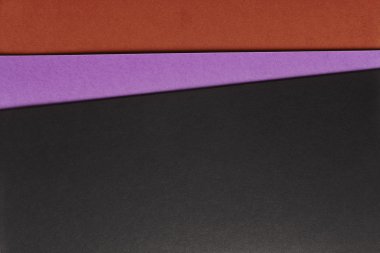 Renkli kartonlar arka planda siyah mor kahverengi tonu. Kopya s