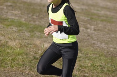 Kadın genç atletik koşucu. Ülke yarış çapraz. Açık devre