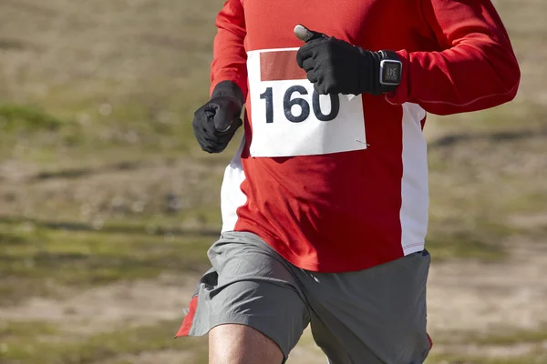 Man atletische loper op een platteland race. Openlucht circuit. — Stockfoto