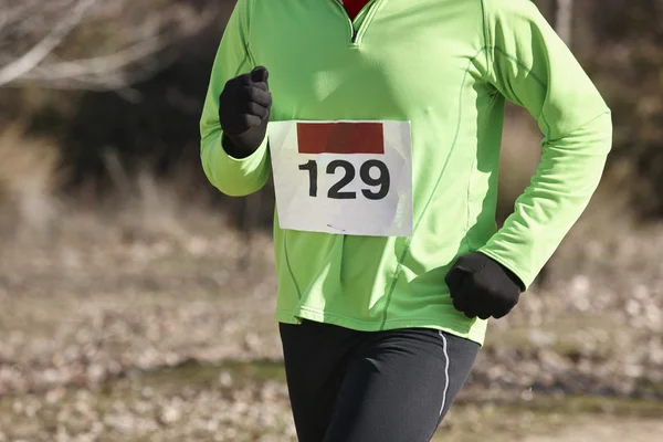 Mannen atletische loper op een langlauf-race. Openlucht circuit — Stockfoto