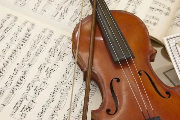 Antika violin och poäng detalj stilleben. Musikalisk bakgrund — Stockfoto