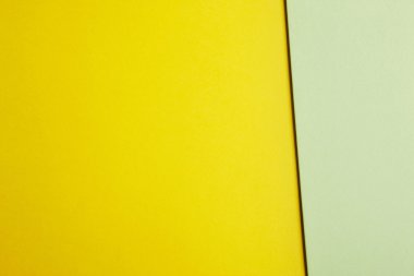 Renkli kartonlar arka planda sarı yeşil tonu. Kopya alanı