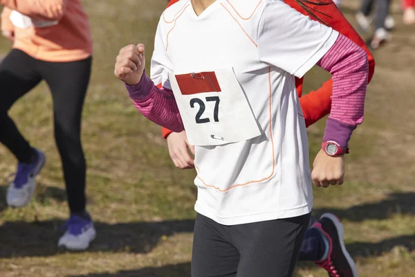 Kobiece lekkoatletycznego biegaczy na wyścig cross country. Zewnątrz obwodu — Zdjęcie stockowe