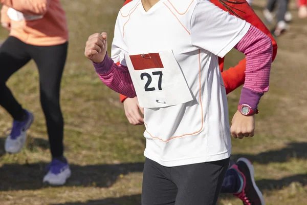 Vrouwelijke atletische lopers op een langlauf-race. Openlucht circuit — Stockfoto