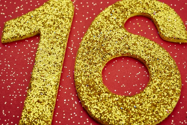 Número dieciséis de color amarillo sobre un fondo rojo. Aniversario — Foto de Stock