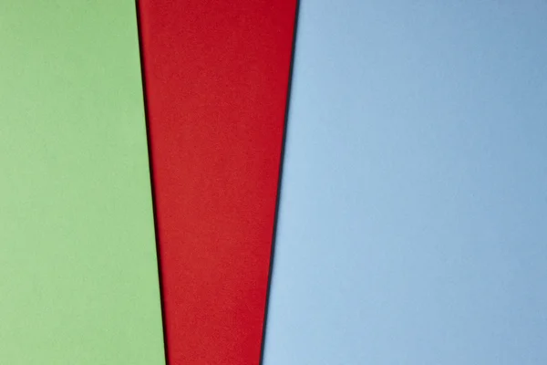 彩色的硬纸板背景在绿色红色蓝色基调。复制空间 — 图库照片