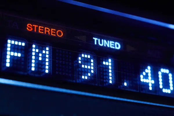 Pantalla de radio del sintonizador FM. Estación de frecuencia digital estéreo sintonizada —  Fotos de Stock