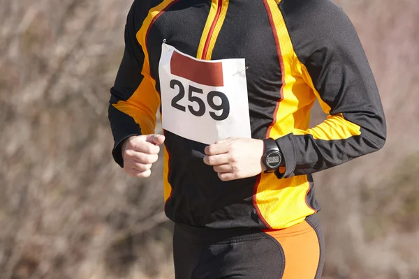 Mannelijke atletische loper op een langlauf-race. Openlucht circuit. — Stockfoto