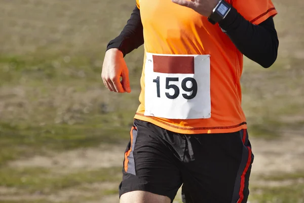 Mannelijke atletische lopers op een langlauf-race. Openlucht circuit — Stockfoto