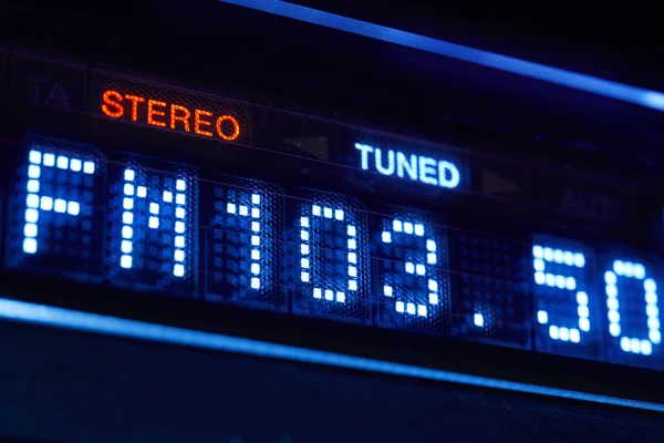 Pantalla de radio del sintonizador FM. Estación de frecuencia digital estéreo sintonizada —  Fotos de Stock