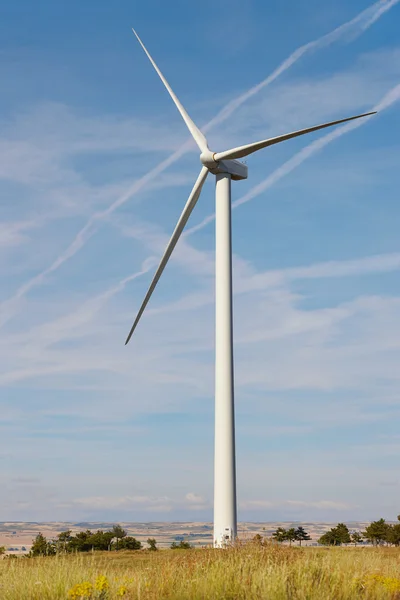 Turbina eólica en el campo. Alternativa limpia renovable ene — Foto de Stock