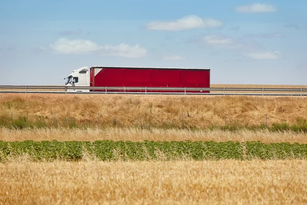 Camión pesado rojo en la carretera. Entrega logística de carga. España — Foto de Stock