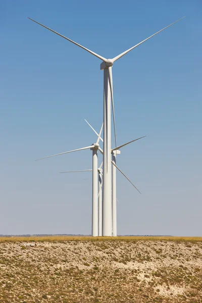 Turbinas eólicas en el campo. Alternativa limpia renovable en — Foto de Stock