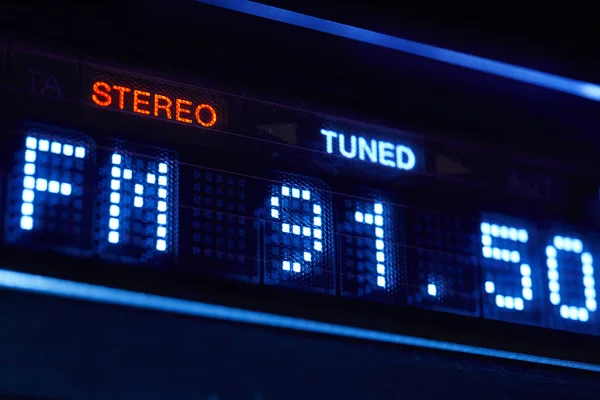Monitor de rádio sintonizador FM. Estação de frequência digital estéreo sintonizada — Fotografia de Stock