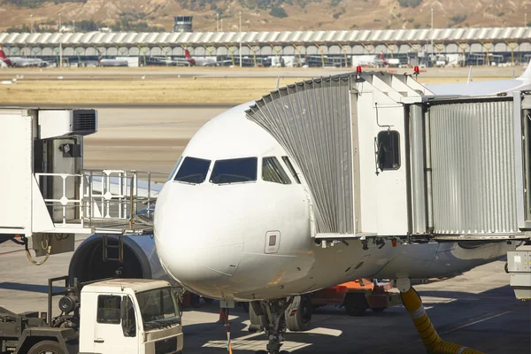 Aeropuerto al aire libre con avión y dedo. Turismo de viajes backgro — Foto de Stock