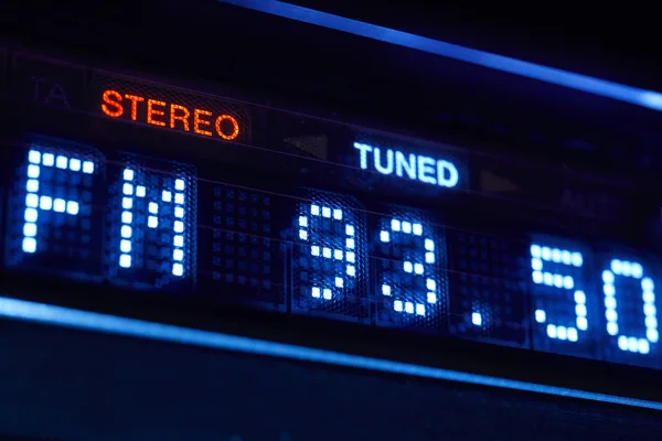 Display radio sintonizzatore FM. Stazione di frequenza digitale stereo sintonizzata . — Foto Stock