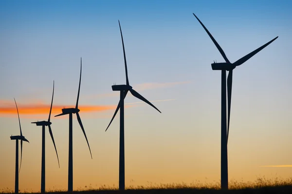 Wind turbines at sunset. Clean alternative renewable energy — Stock Photo, Image