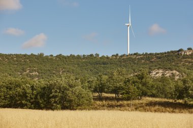 Rüzgar Türbini şehir dışında. Temiz alternatif yenilenebilir KB
