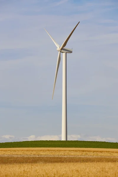 Turbina eólica en el campo. Alternativa limpia renovable ene — Foto de Stock