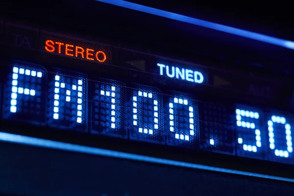 FM tuner rádió kijelző. Sztereó digitális frekvencia állomás hangolva — Stock Fotó